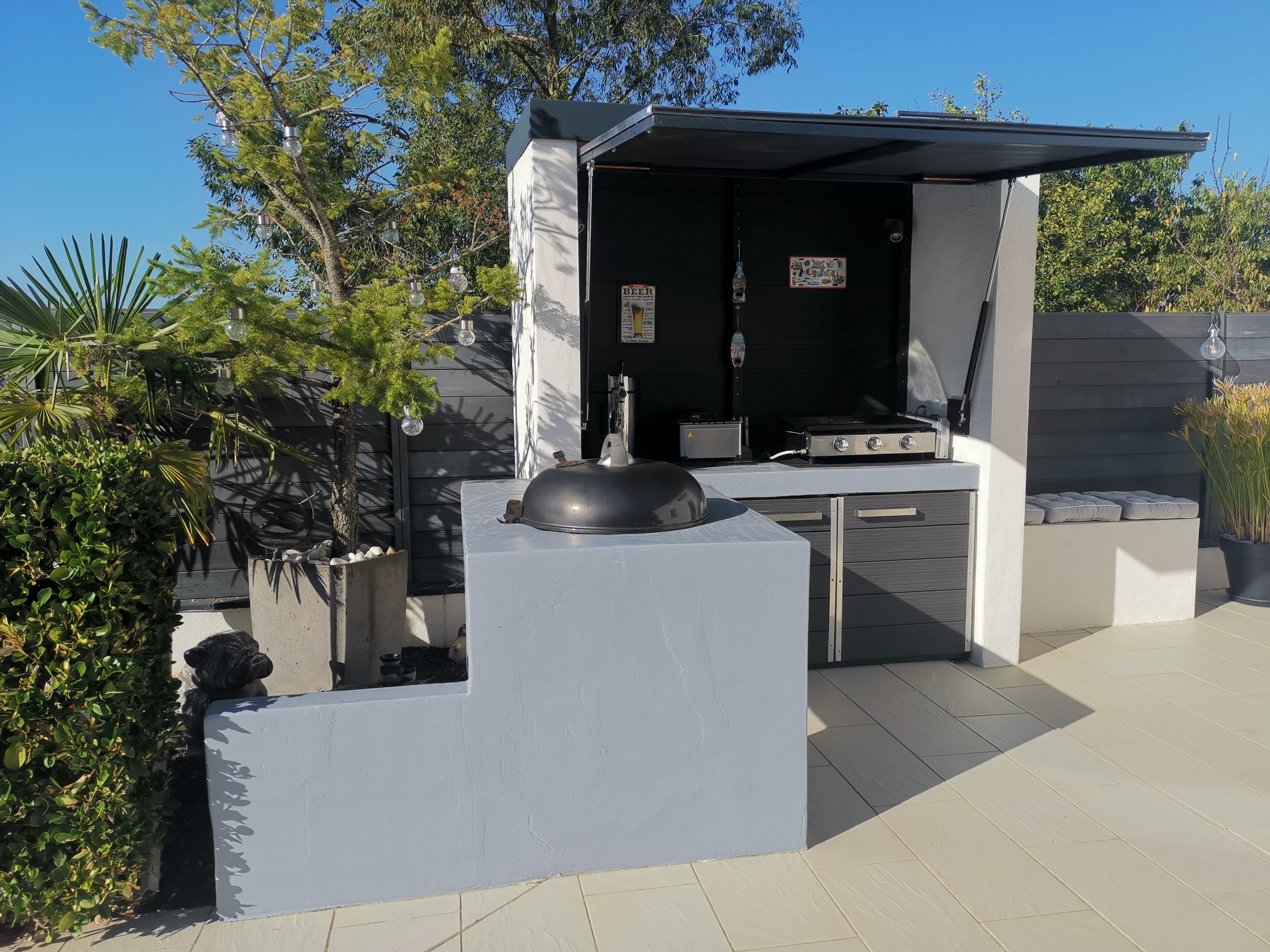 Cuisine extérieure autour d’une piscine à Niort 