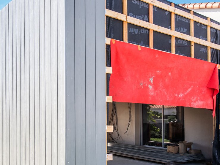 Bardage CEDRAL posé verticalement sur extension