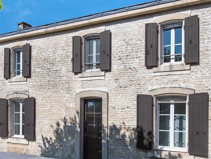 Ravalement de façade et remplacement de menuiserie