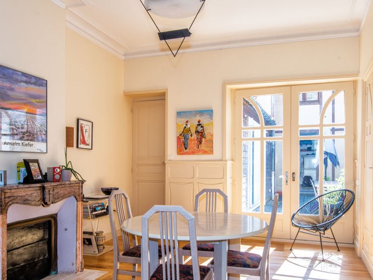 Parquet collé et vitrifié + peinture aux murs